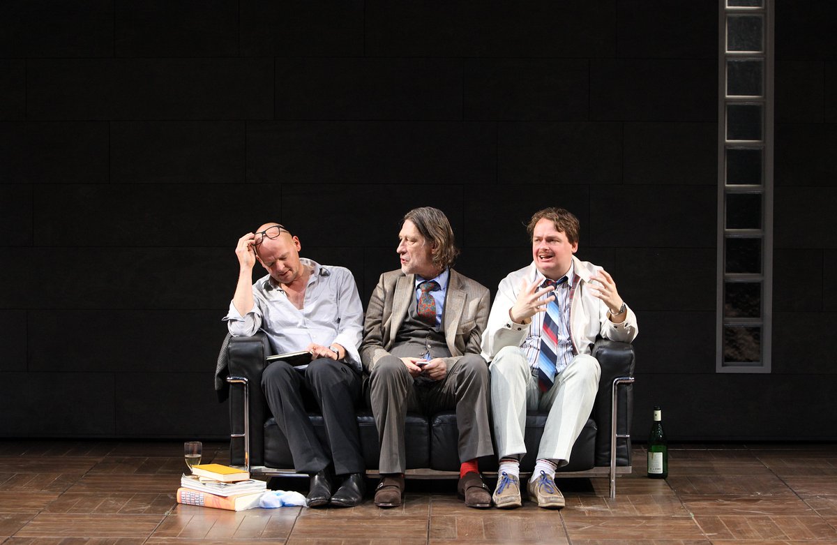 blnensemble's tweet photo. wir freuen uns in dieser neuen Theaterwoche auf folgende Repertoire-Höhepunkte: neben "Käsebier erobert den Kurfürstendamm" stehen u.a. "Kunst", "Es kann doch nur noch besser werden" und "Chronik der Revolution" auf unserem Spielplan. #BEkaesebier #BEkunst #BEbesser #BErevolution https://t.co/hngwdrtSNE