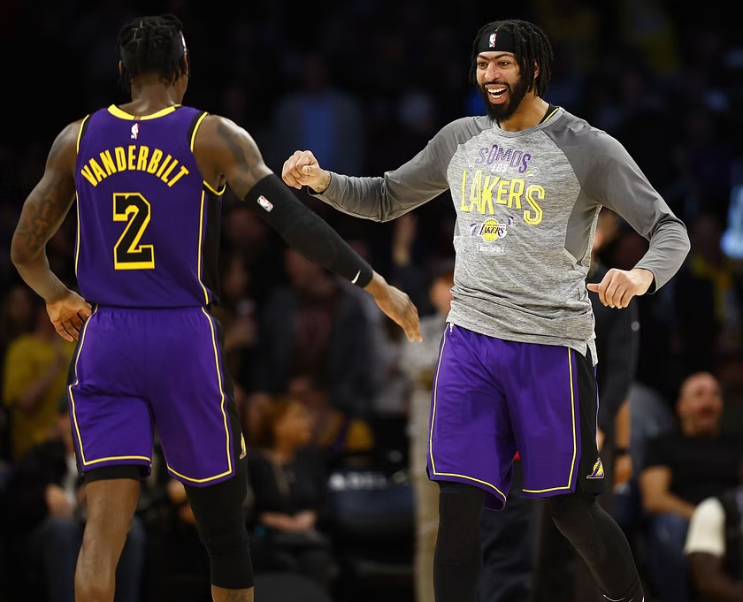 🚨 A partir de hoy, toda la plantilla de Los Angeles Lakers EXCEPTO Anthony Davis y Jarred Vanderbilt, pueden ser traspasados.

Que empiecen los juegos...
