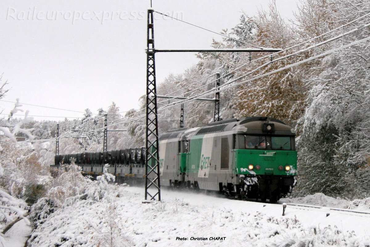 CheminsdeFerTC's tweet photo. Un convoi de coils est amené à l'usine Arcelor à Saint-Chély-d'Apcher par la #lignedesCausses par une UM de #BB67000 (#BB67400) et passe à hauteur du bourg d' #Arcomie.
Auteur : Christian Chapat par https://t.co/R6XhG3mMuy (très beau site !). https://t.co/EcACzdIhyr
