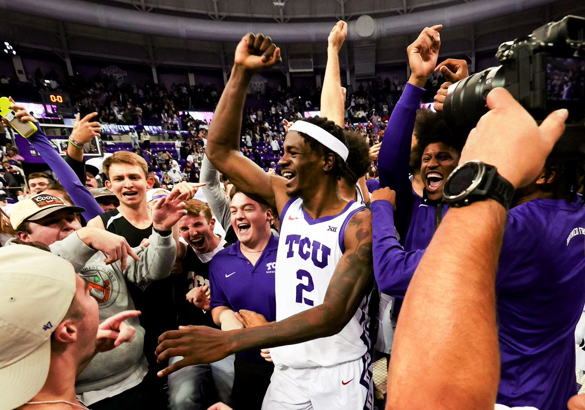 rushthecourt's tweet photo. There are no great teams this season. Let us repeat: There are no great teams this season. There are no great teams this season.
Let's examine further in a #weekend10 (@matteise contributing)... https://t.co/G0EAzKTDa2
