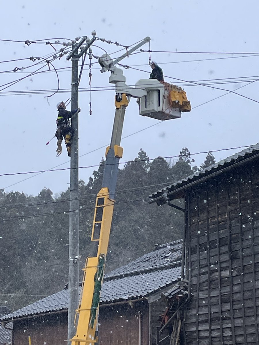 rikudennw's tweet photo. 現場の被害状況を確認しながら，傾いた電柱の隣に新たに電柱を建てて電線の張り替え作業を進めています。停電の解消に向けて，安全を確保し，協力会社の皆さんと力を合わせて取り組んでまいります。 https://t.co/rmKxvRWgQM