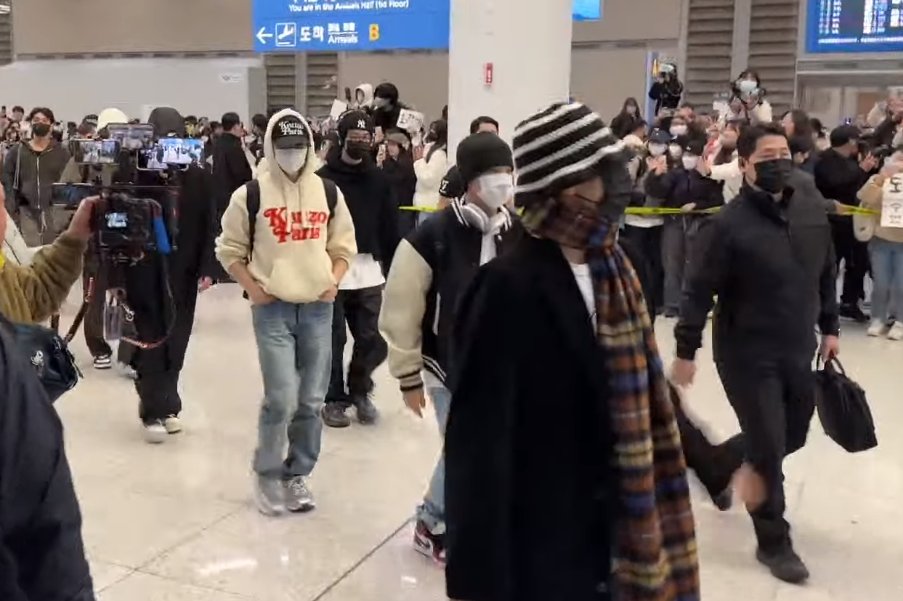 minghaocheol_'s tweet photo. seventeen is now back in korea <3 rest well for now, boys! https://t.co/tHFCgXUAni