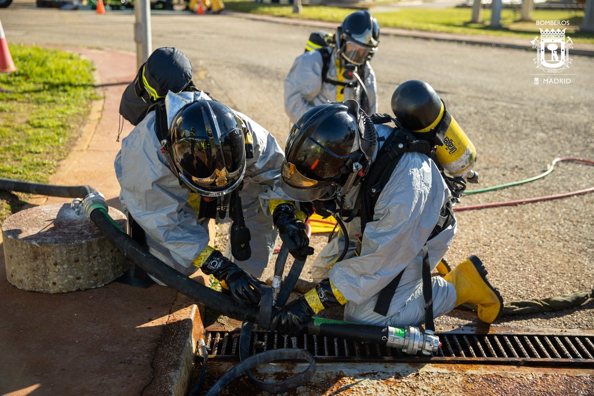 BomberosMad's tweet photo. Hoy es #BlueMonday... o #YelowMonday, o #GreyMonday, o #OrangeMonday. Da igual el color con el que mires la vida, lo importante es la actitud y tu compromiso. #FelizLunes
Maniobras de #NRBQ #FormaciónMad https://t.co/Ac3OEJKYc4