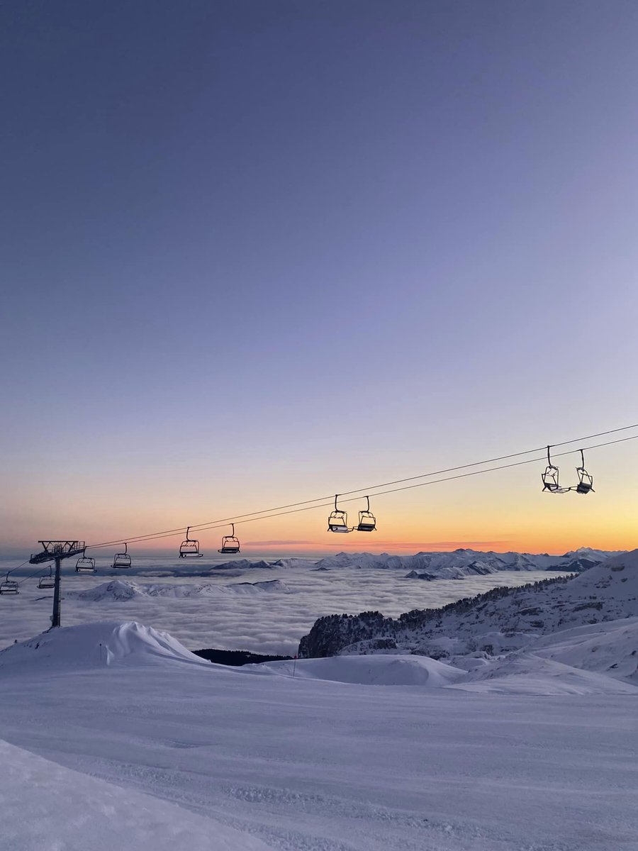 Altibus's tweet image. Destination #Pyrénées pendant les vacances❄️⛷🩵

✈️ Navettes au départ de @AeroportPau vers les stations de @stationGourette @la_psm @StationArtouste &amp;amp; Somport.
📆 Circule les samedis pendant les vacances scolaires de la zone C.

📸 © Somport - @la_psm - @stationGourette