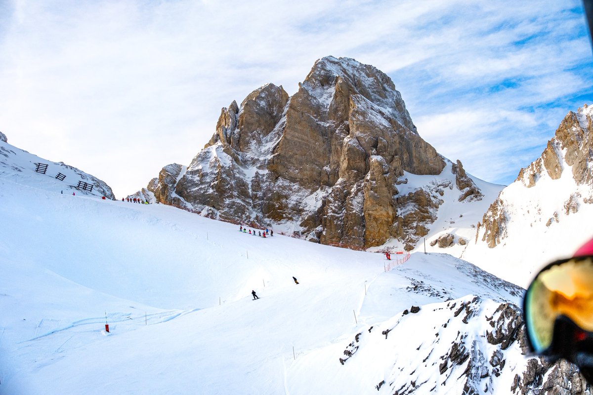 Altibus's tweet image. Destination #Pyrénées pendant les vacances❄️⛷🩵

✈️ Navettes au départ de @AeroportPau vers les stations de @stationGourette @la_psm @StationArtouste &amp;amp; Somport.
📆 Circule les samedis pendant les vacances scolaires de la zone C.

📸 © Somport - @la_psm - @stationGourette