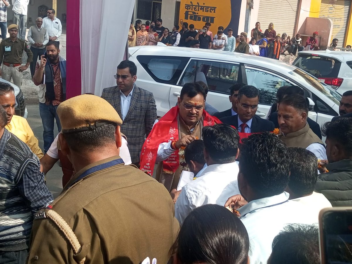 बांसवाड़ा के संगर्ष शील साथियों ने  सीएम भजनलाल जी से की मुलाकात और cha की मांग सेवा बहाली को लेकर ज्ञापन दिया सीएम साहब का रिस्पॉन्स बहूत पोजिट्व था उन्होंने कहा जल्द आपके साथ न्याय होगा आप निश्चित रहे।

#CHA_मांगे_रोजगार 
#cha_को_रोजगार_दो_भजनलालजी 
#ModiJi_Justice4CHA