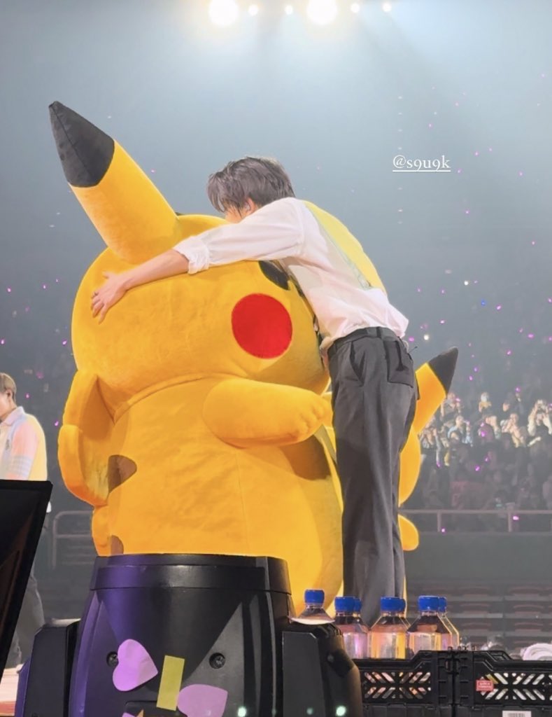 ihs_heeseung's tweet photo. heekachu hug 🥹🫂 https://t.co/flVuB2ljoh