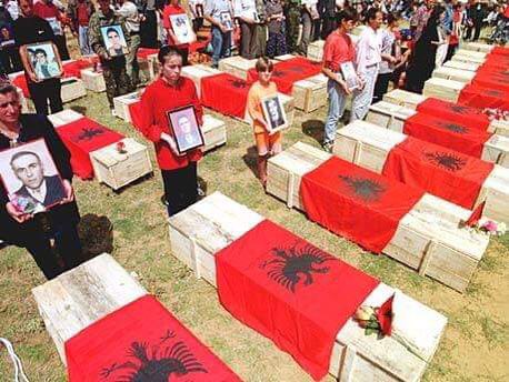 Tokob2014's tweet photo. 15 Ocak 1999, Kosova'nın Reçak Köyünde yaşayan 45 Vatandaşımız, işgalci Sırp asker ve polisleri tarafından vahşice katledildi.
Katliamda hayatını kaybeden Vatandaşlarımızı saygıyla anıyoruz. Unutmadık ve unutturmayacağız çünkü “Unutulan Soykırım Tekrarlanır”.
#recak #massacre https://t.co/1RPdrJqzGY