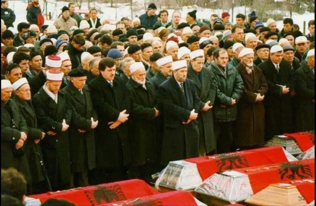 Tokob2014's tweet photo. 15 Ocak 1999, Kosova'nın Reçak Köyünde yaşayan 45 Vatandaşımız, işgalci Sırp asker ve polisleri tarafından vahşice katledildi.
Katliamda hayatını kaybeden Vatandaşlarımızı saygıyla anıyoruz. Unutmadık ve unutturmayacağız çünkü “Unutulan Soykırım Tekrarlanır”.
#recak #massacre https://t.co/1RPdrJqzGY