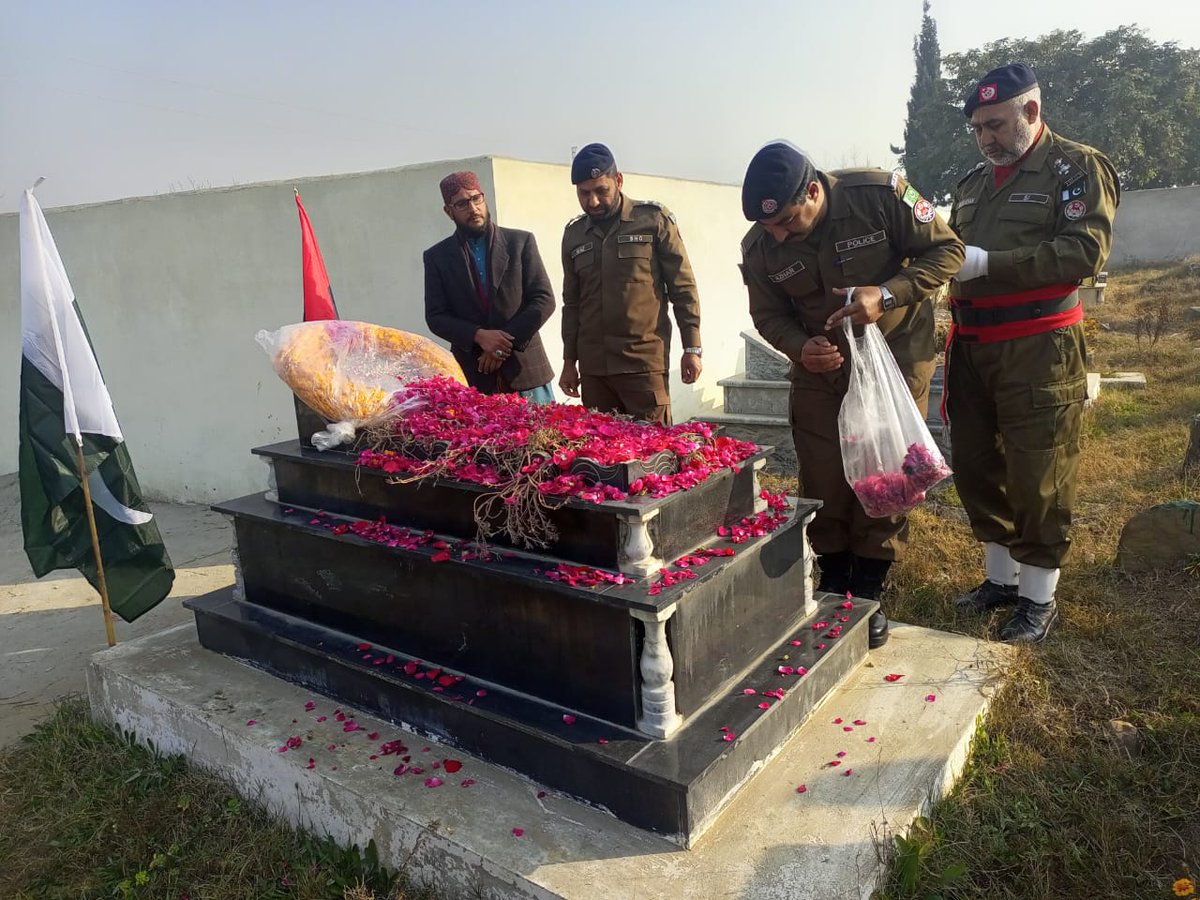 MHA_295's tweet photo. اٹک پولیس کے شہید کانسٹیبل فیضان اختر کی برسی انکی قبر پر حاضری دی فاتحہ خوانی کی، پھولوں ک�� چادر چڑھائی اور پھولوں کی پتیاں نچھاور کیں اس موقع پر  ایس ایچ او تھانہ باہتر نیاز احمد کا کہنا تھا کہ شہدا ہمارے محکمہ پولیس کا اثاثہ ہیں
#AikHainHum24Crore https://t.co/EGHTcVtbCo