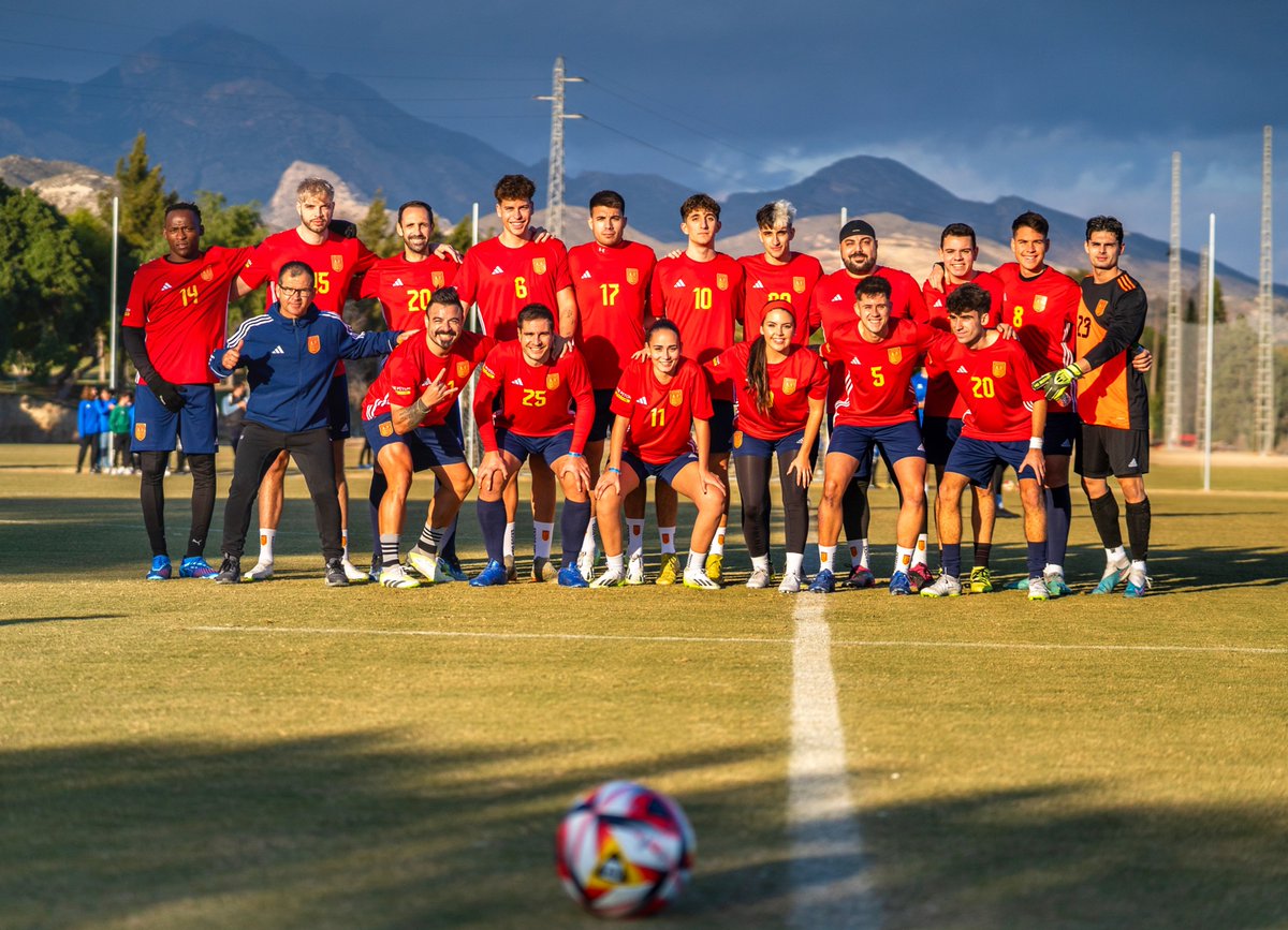 🗣️ Stage en Alicante con la Selección de Creadores de contenido de España🇪🇸

⚽️ Preparando la Eurocopa, rumbo a Alemania 🇩🇪

🤩 Fantástica experiencia con est@s cracks

❤️ Agradecido a <a href="/JuanfranT20/">Juanfran Torres</a> y a <a href="/Maikillos/">Joan Marc</a> por contar conmigo para este gran proyecto

setudecide.com/2024/01/14/sta…