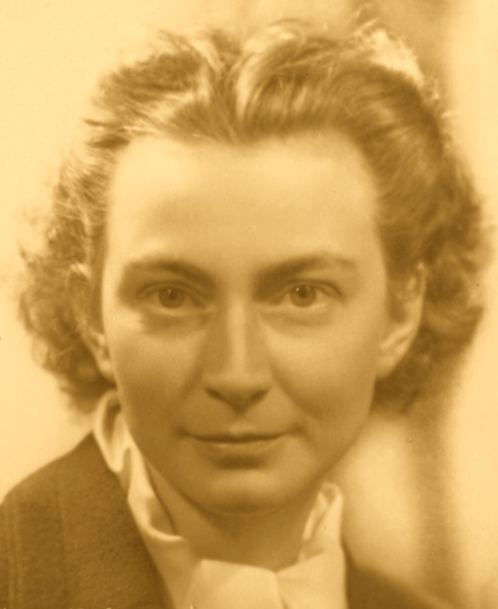15 jan. 1943. Elle est capturée. Et assume : oui, ce réseau d'évasion entre sa Belgique natale et l'Espagne, c'est sa création. Quoi? Une femme? De 26 ans? A la tête de milliers d'agents? La Gestapo n'y croit pas. Cela lui sauve la vie. Déportée, elle reviendra. Andrée De Jongh.