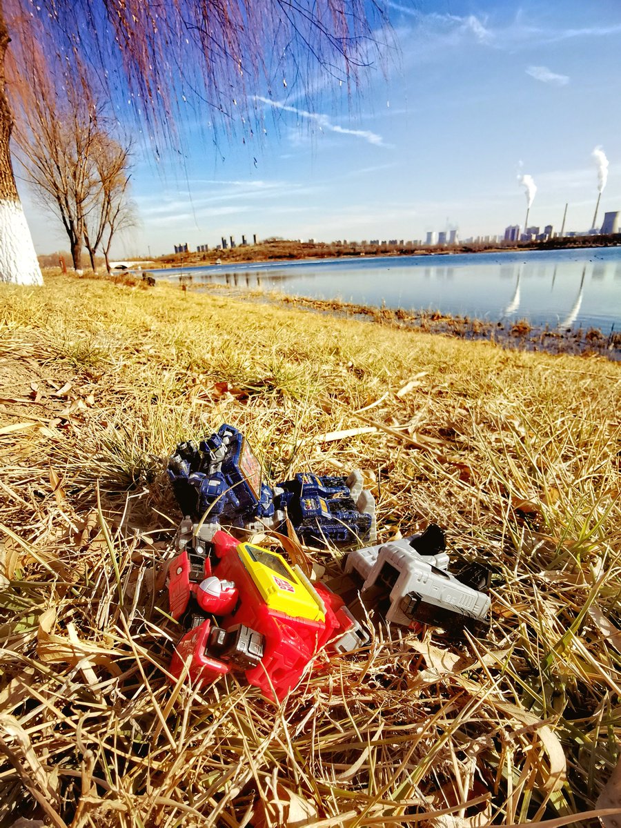 Freccia_Swipe's tweet photo. Friends again. #Blaster #Soundwave https://t.co/B16Q7rqqbB