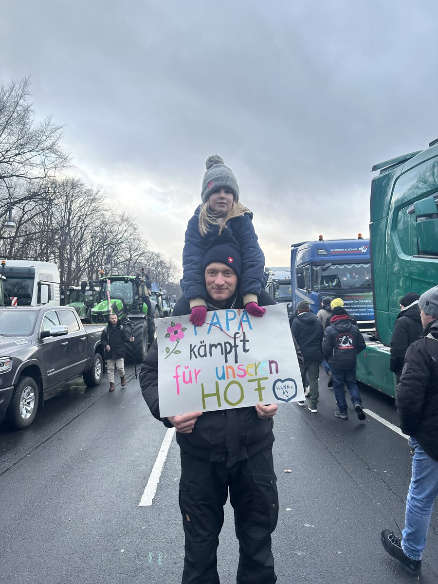 “Daddy is fighting for our farm” - Hanna, 6 years old. ❤️🚜