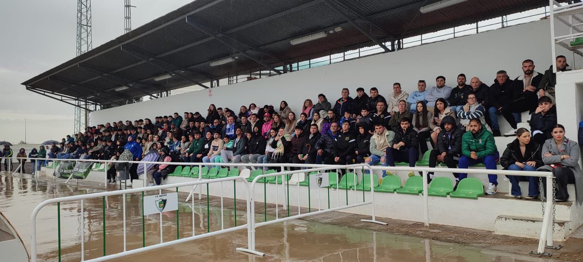 _cpvaldivia's tweet photo. Los lunes son menos lunes despues de conseguir una victoria tan importante!!

Pero esta es la verdadera victoria, GRACIAS AFICIÓN!💚💚 https://t.co/ml6UCgIZna