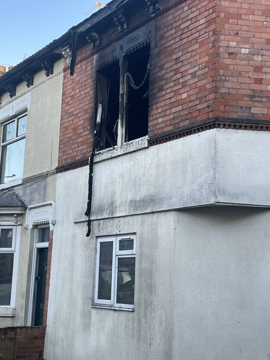Currently at a flat fire in wigston. fire is now out and investigation begins! Roads should clear shortly. #saferplaces