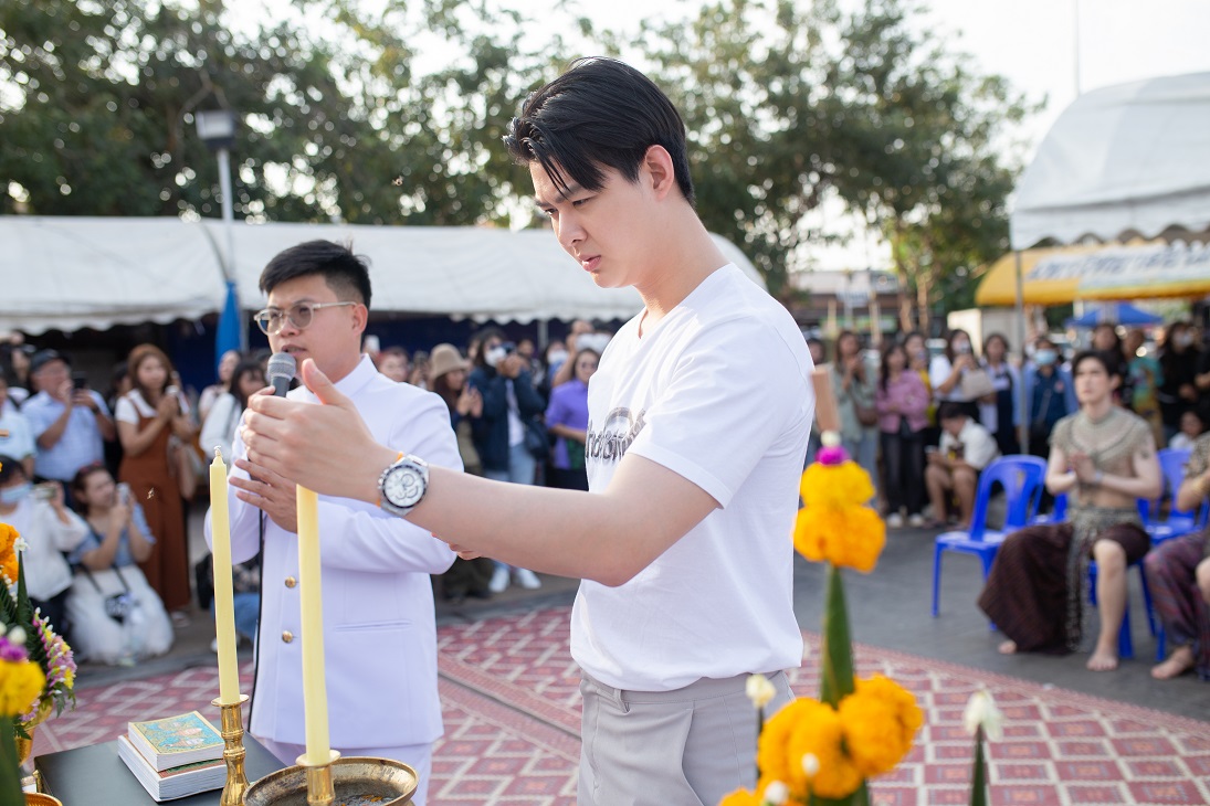 woopmag's tweet photo. 2 ผู้จัดซีรีส์ ลางสังหรณ์ นำทีมตัวแทนนักแสดง "บิลลี่ - เบ้บ -  เฮง -  สองเจ็ด" บวงสรวงองค์พญาศรีสัตตนาคราช เสริมความปัง !
https://t.co/hsvg1IT0aj

#TheSignลางสังหรณ์ #idolfactoryTH
#saint_sup #บิลลี่เบ้บ https://t.co/BQnkOXWXUv