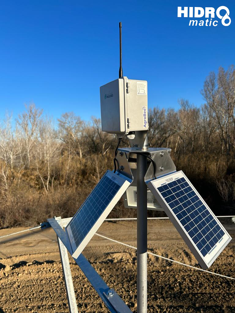 HidromaticPonen's tweet photo. 💧 Ultimando detalles en el pívot de Alcolea de Cinca. Para tener un funcionamiento óptimo, estamos instalando un dispositivo Agronic 2500, que nos permite controlar la velocidad, dirección, posición, crear áreas de riego, cañón final, etc. Siempre lo mejor para nuestros clientes https://t.co/ZZVi65nt9u