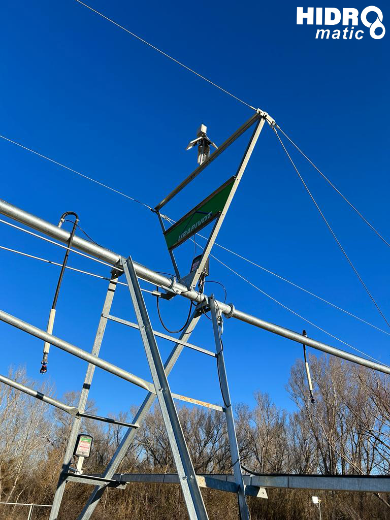 HidromaticPonen's tweet photo. 💧 Ultimando detalles en el pívot de Alcolea de Cinca. Para tener un funcionamiento óptimo, estamos instalando un dispositivo Agronic 2500, que nos permite controlar la velocidad, dirección, posición, crear áreas de riego, cañón final, etc. Siempre lo mejor para nuestros clientes https://t.co/ZZVi65nt9u