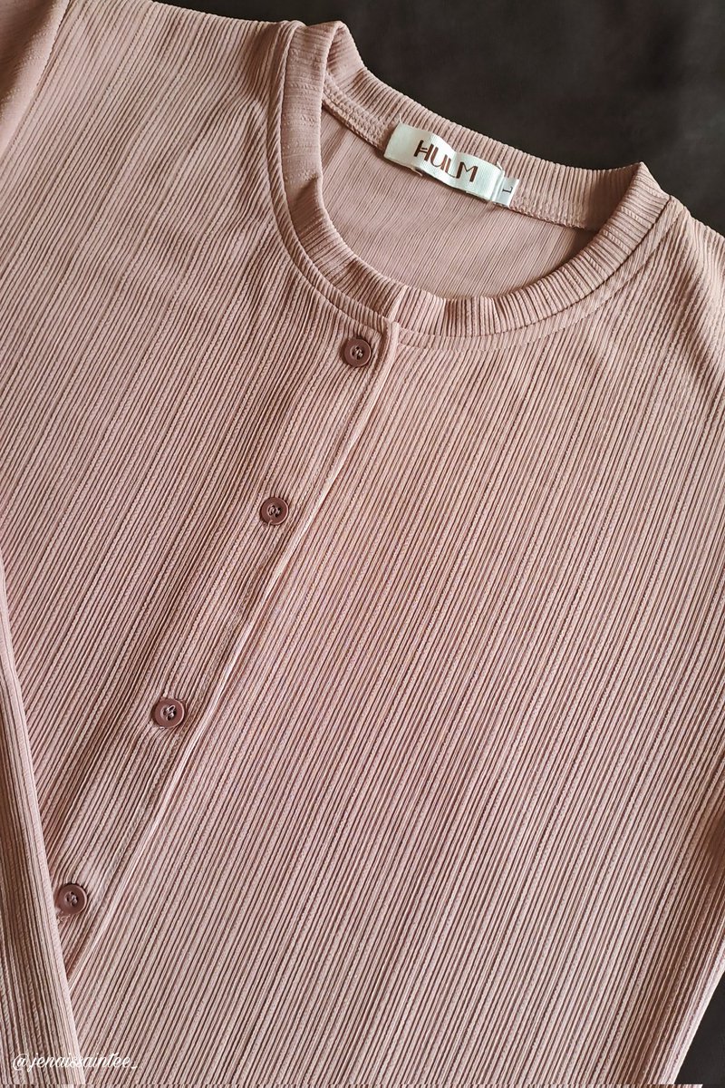 🍇 cardigan wanita

nemu cardigan 60k-an tapi looksnya secakep ini😭 bahannya tebal dan gak nerawang. warnanya juga cantik-cantik aku pake yg dusty pink uk L 🫶 panjang: 50 cm ld : 100, pas dipakai juga gak buat gerah. 

rate : 4,9 ✨️

link:
shope.ee/7UrMLG5WDY