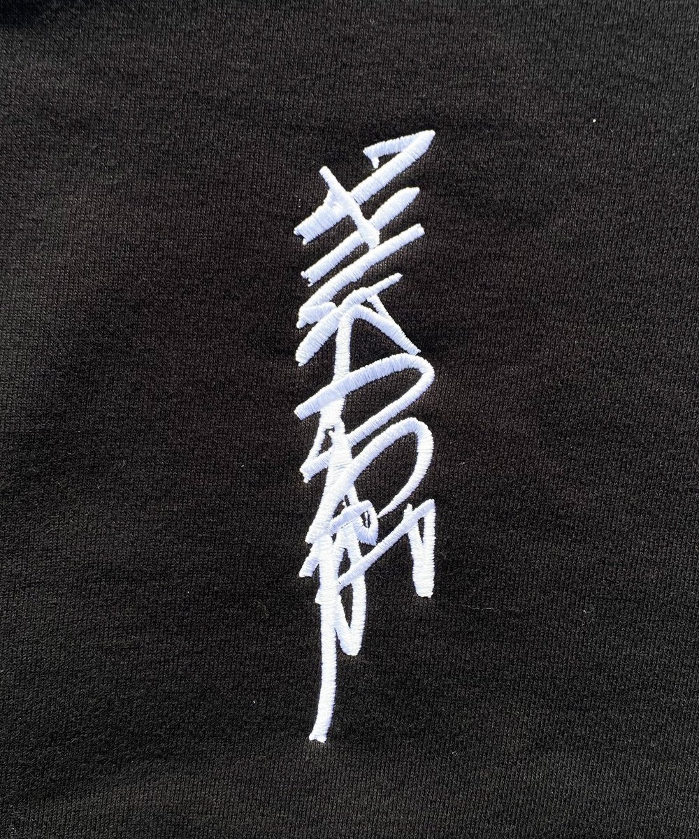 ②【HIKAGE TATTOO SWEAT】 ボーカルGENの背中に彫られた タトゥーが