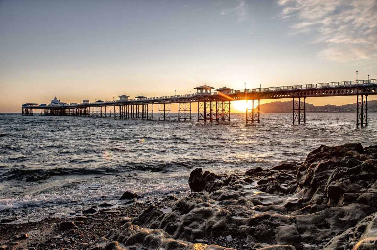 Blue Monday doesn’t have to be gloomy ❄

Boost your endorphins with a stroll around a nostalgic seaside town

With Colwyn Bay, Llandudno, and Rhos-on-Sea to choose from, warm up with a cosy hot chocolate on the prom in the winter sun ☀☕

 bit.ly/47wATKW 

#VisitConwy