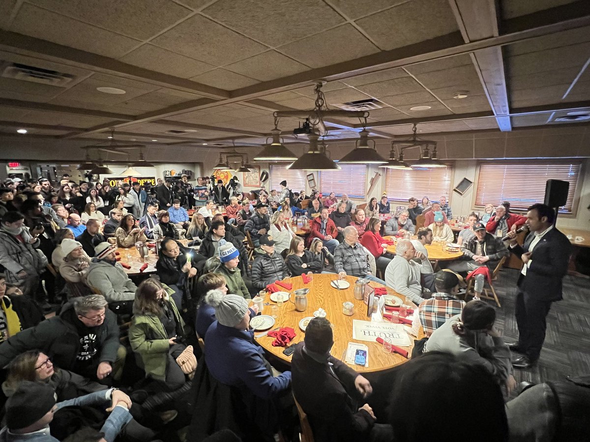 JakeChapmanIA's tweet photo. Caucus day! We have been running to the starting line and tonight  @VivekGRamaswamy kicks this race off on a dead sprint! First event of the day is packed! https://t.co/cQHQrsUCtA