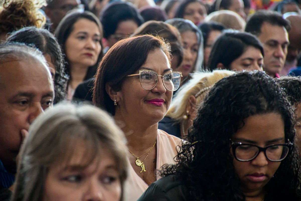¡Qué vivan los/as Maestros/as!

Junto al sector educativo iniciamos este día en nombre de Dios y en Eucaristía para la conmemoración del Día del Maestro.

Pedimos sigan teniendo la sabiduría para seguir educando a la muchachada de la Patria.

<a href="/NicolasMaduro/">Nicolás Maduro</a>
@MPPEDUCACION