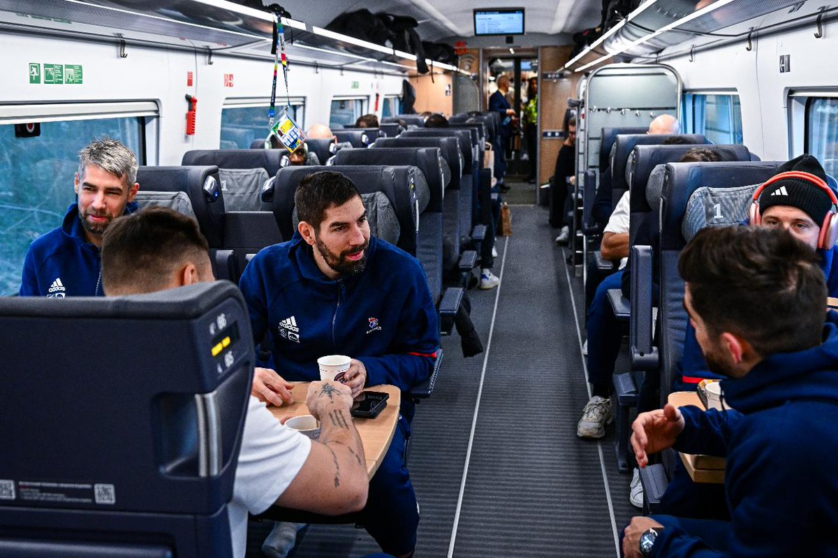 sportricolore's tweet photo. 🇫🇷 Nos champions olympiques se sont déplacés en train pour rejoindre Berlin 🚆

Le bon exemple 🤝 https://t.co/xmQUo64PvP