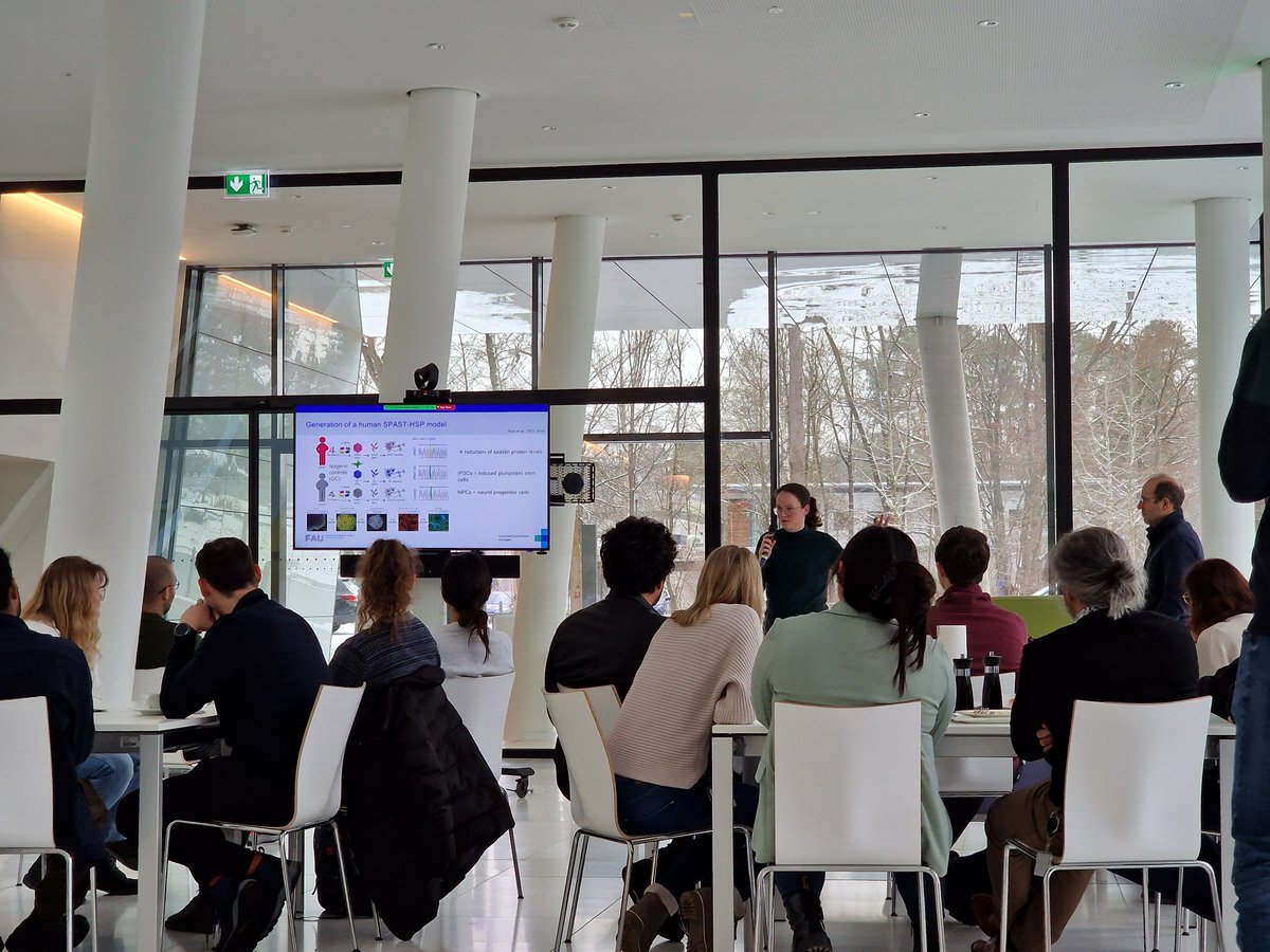 IMPRS_PM's tweet photo. Our PhD candidate @klarametzner from @WinnerLab presenting her research on a rare motor neuron disorder called hereditary spastic paraplegia during today's Monday Show at @MPI_Light. A great change from our usual physics lectures 😇
#PhysicsAndMedicine #Neuroscience #MaxPlanck https://t.co/WAW5fBOgaP