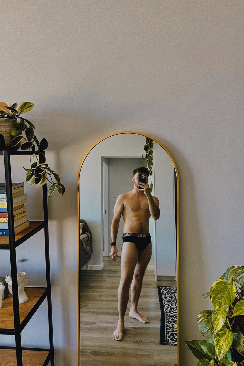 A Retweet would make this Monday feel a lot better! 😘💦.