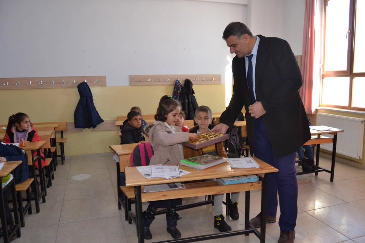 karacobanmem's tweet photo. Erenler ilkokulu 1. sınıf öğrencilerinin İl Müdürümüz Sayın Yakup YILDIZ' a yazmış oldukları mektuba karşı İl Müdürümüzün cevabı ve göndermiş olduğu hediye Milli Eğititim Müdürümüz Sayın Muhlis KARAKURT' tarafından öğrencilere sunuldu.@Erzurum_Mem @yakupyildiz024 @MuhlisKARAKURT https://t.co/2FiPRYTEYT
