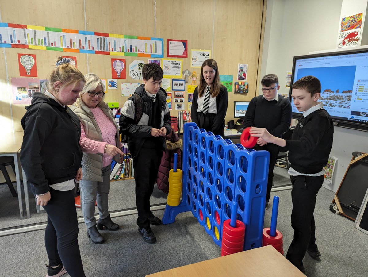 LH 6a YSL leading a Connect4 team game with S2 Maths