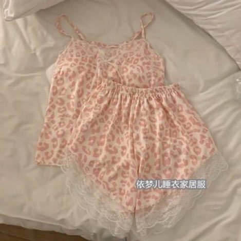 SpilOutfit's tweet photo. Piyama renda motif cantik bangettttt , auto sexy pakai ini💫

https://t.co/MMB4lrmpo0 https://t.co/qsAkuPDXYg