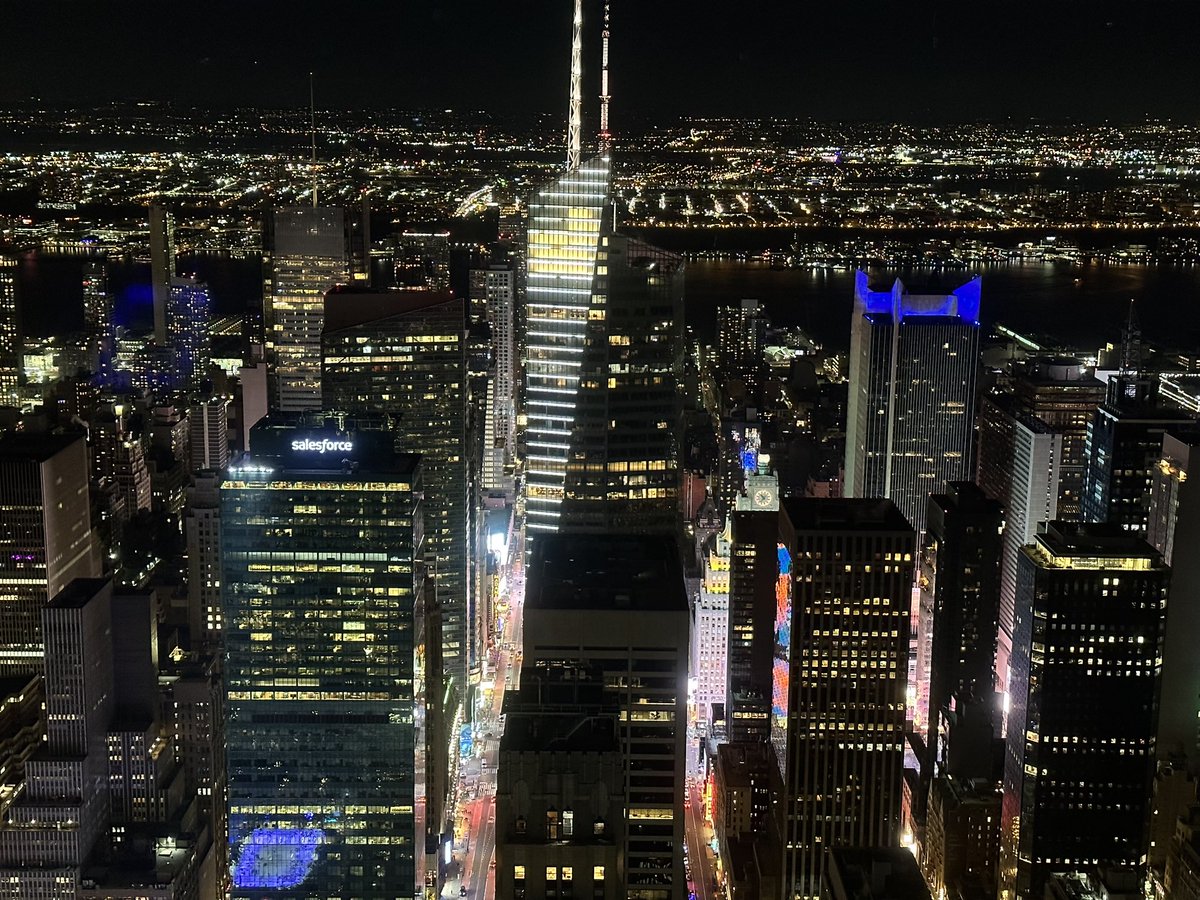erixtar1992's tweet photo. The most beautiful view in the world ❤️🤍💙
#SummitOne #NewYork #EmpireState https://t.co/9SkukRBOww