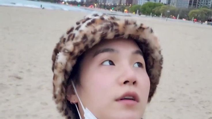 sugatradamus's tweet photo. yoongi and his leopard print bucket hat https://t.co/BmQ6VGG0Kz