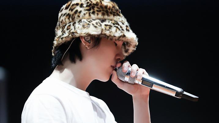 sugatradamus's tweet photo. yoongi and his leopard print bucket hat https://t.co/BmQ6VGG0Kz