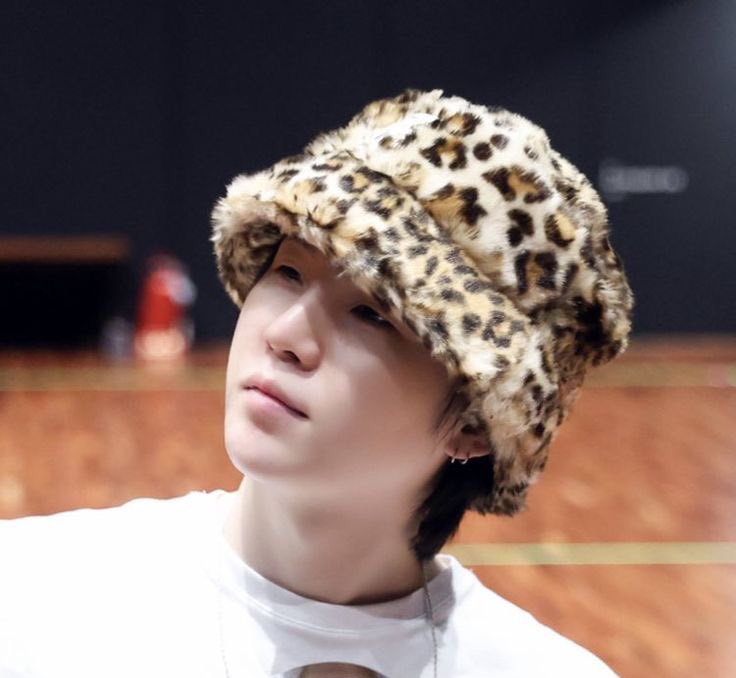 sugatradamus's tweet photo. yoongi and his leopard print bucket hat https://t.co/BmQ6VGG0Kz