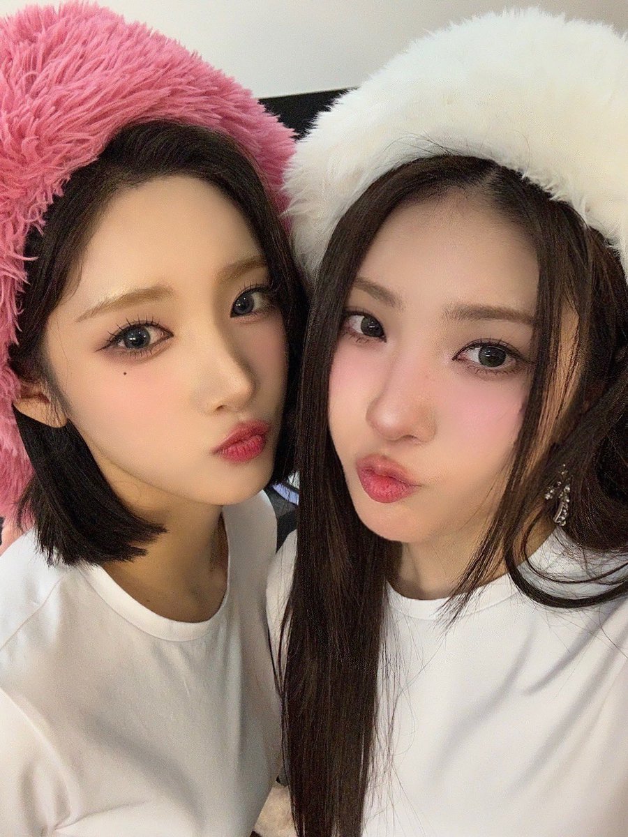RBW_PURPLEKISS's tweet photo. [#채인]
👩🏻‍❤️‍💋‍👩🏻 https://t.co/svLPozNlKa