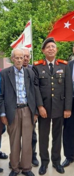 sabahatinismail's tweet photo. objektifiyle böyle ölümsüzleştitildiler ve ona da yılın fotoğrafı/fotoğrafçısı ödülü kazandırdılar 
Emekli polis çavuşu Enver  Korkmaz şimdi 80 yaşında ve
Gazimağusa'da yaşıyor+ https://t.co/EcA2Kb11QF