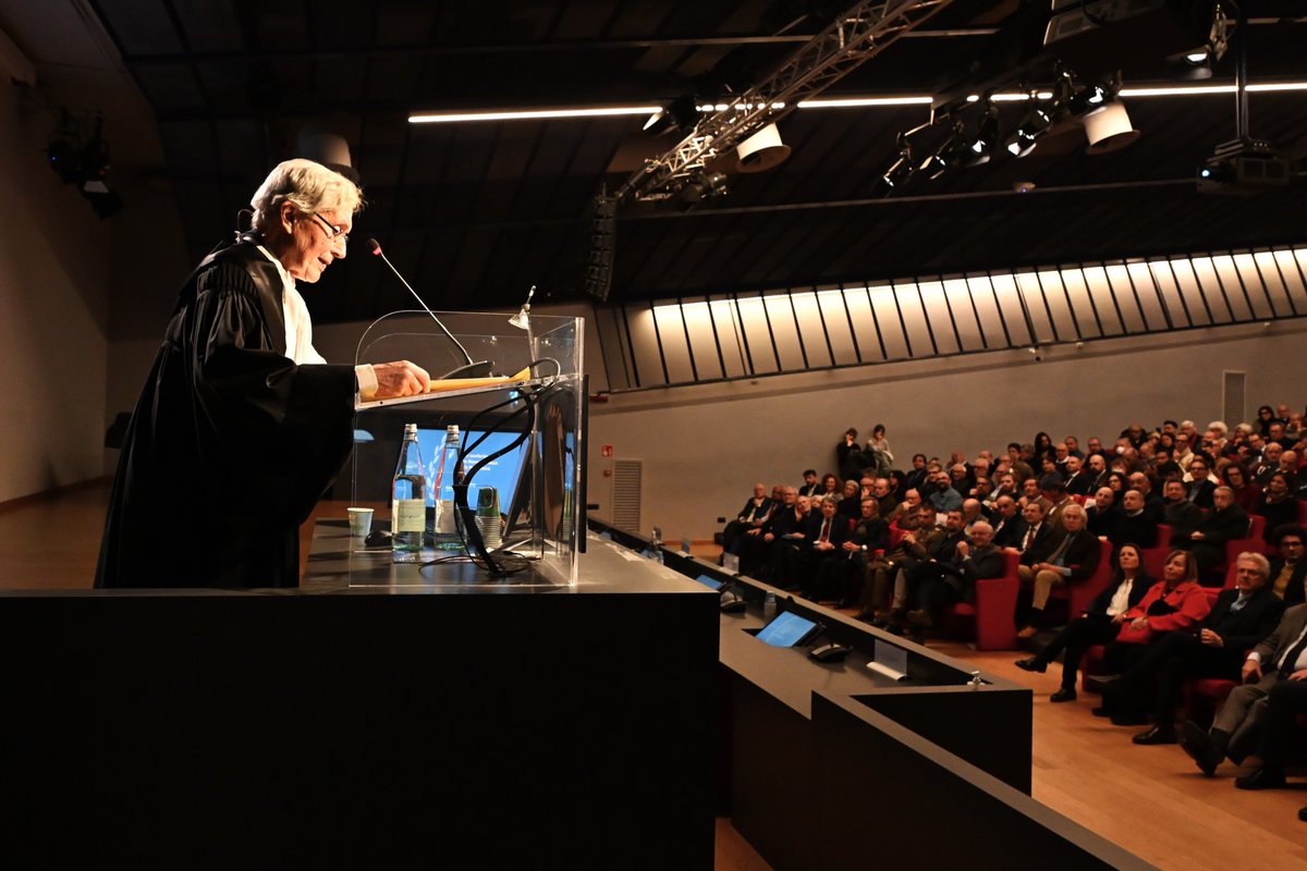 PoliTOnews's tweet photo. A Marcello Gandini, car-designer di fama mondiale, la Laurea Honoris Causa in Ingegneria Meccanica: il #PoliTO ha conferito il riconoscimento per l'eccezionale contributo di Gandini alla storia del design dell'autoveicolo
➡️https://t.co/fWQMpD6FDD
#PoliFlash #DIMEAS https://t.co/lFmqEByAfK