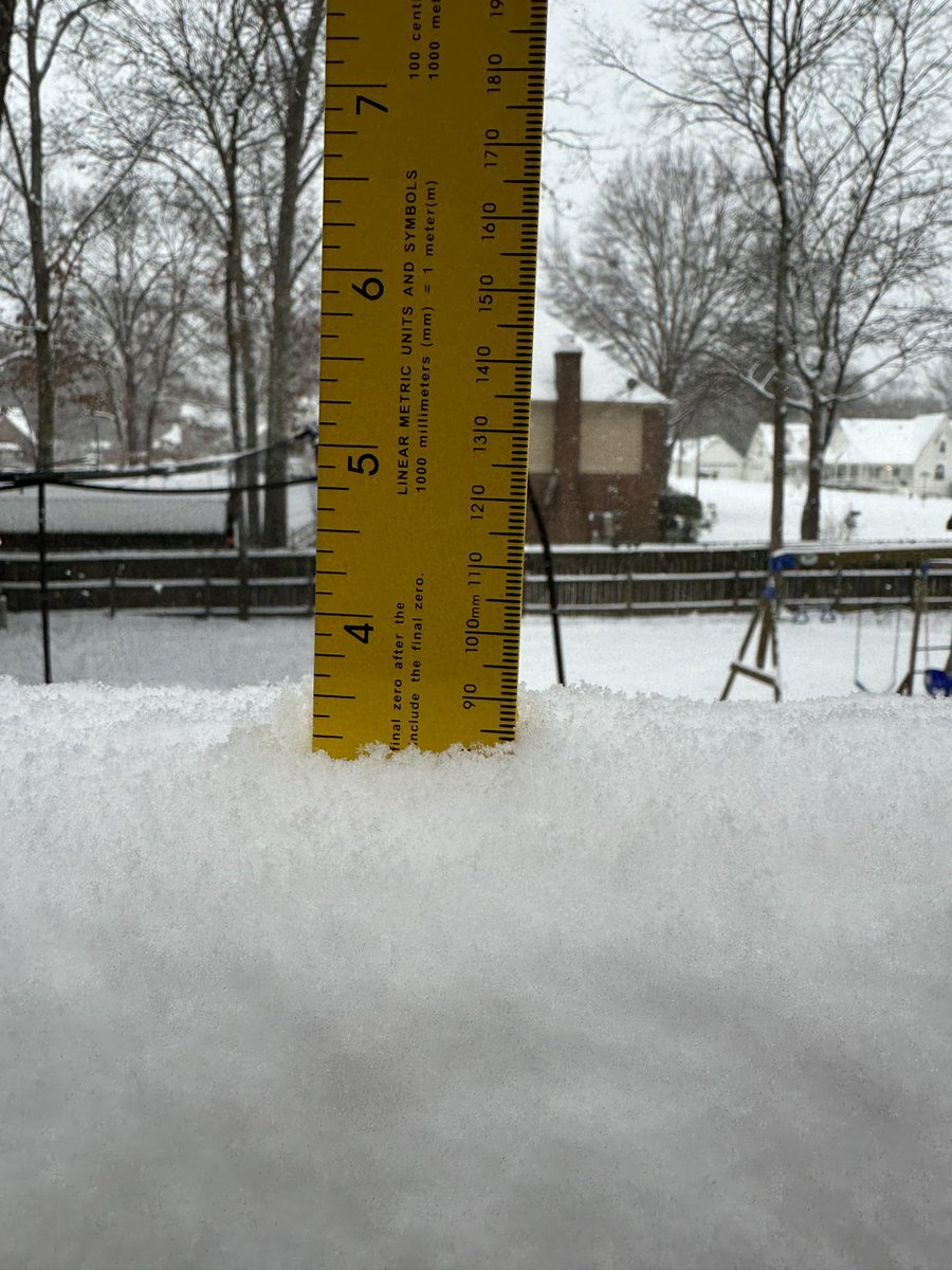 AndrewAvery_2's tweet photo. @NWSMemphis @memphisweather1 About 3.25” this morning with snow still coming down! https://t.co/gGtBClAh7N