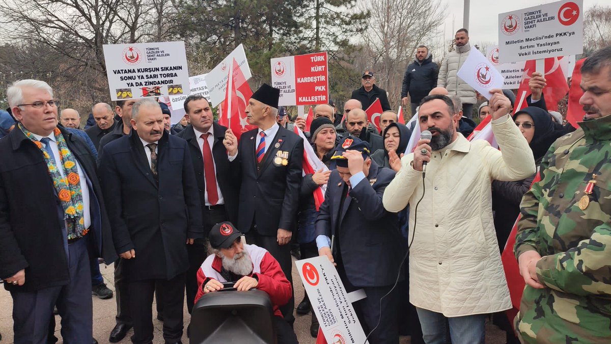 alitilkici38's tweet photo. Baştacımız Şehit Ailelerimiz,Onurumuz Gazilerimizle birlikte @GazilerVakfi nın düzenlediği TBMM’de terörist istemiyoruz etkinliğini Gazi meclisimizin Çankaya kapısında icra ettik.
Vatana ihanet eden hainlere TBMM’de güzelleme yapan,destek veren Kahraman TSK Mensubu yiğitlerimize kurşun sıkanları yücelten her kim varsa karşısındayız ellerimiz yakasındadır.
Milletin Meclisinde Terörist İstemiyoruz.