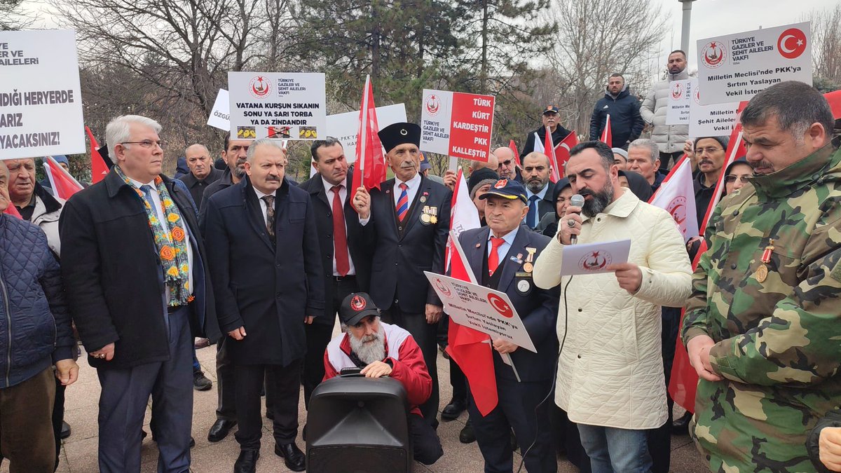 alitilkici38's tweet photo. Baştacımız Şehit Ailelerimiz,Onurumuz Gazilerimizle birlikte @GazilerVakfi nın düzenlediği TBMM’de terörist istemiyoruz etkinliğini Gazi meclisimizin Çankaya kapısında icra ettik.
Vatana ihanet eden hainlere TBMM’de güzelleme yapan,destek veren Kahraman TSK Mensubu yiğitlerimize kurşun sıkanları yücelten her kim varsa karşısındayız ellerimiz yakasındadır.
Milletin Meclisinde Terörist İstemiyoruz.