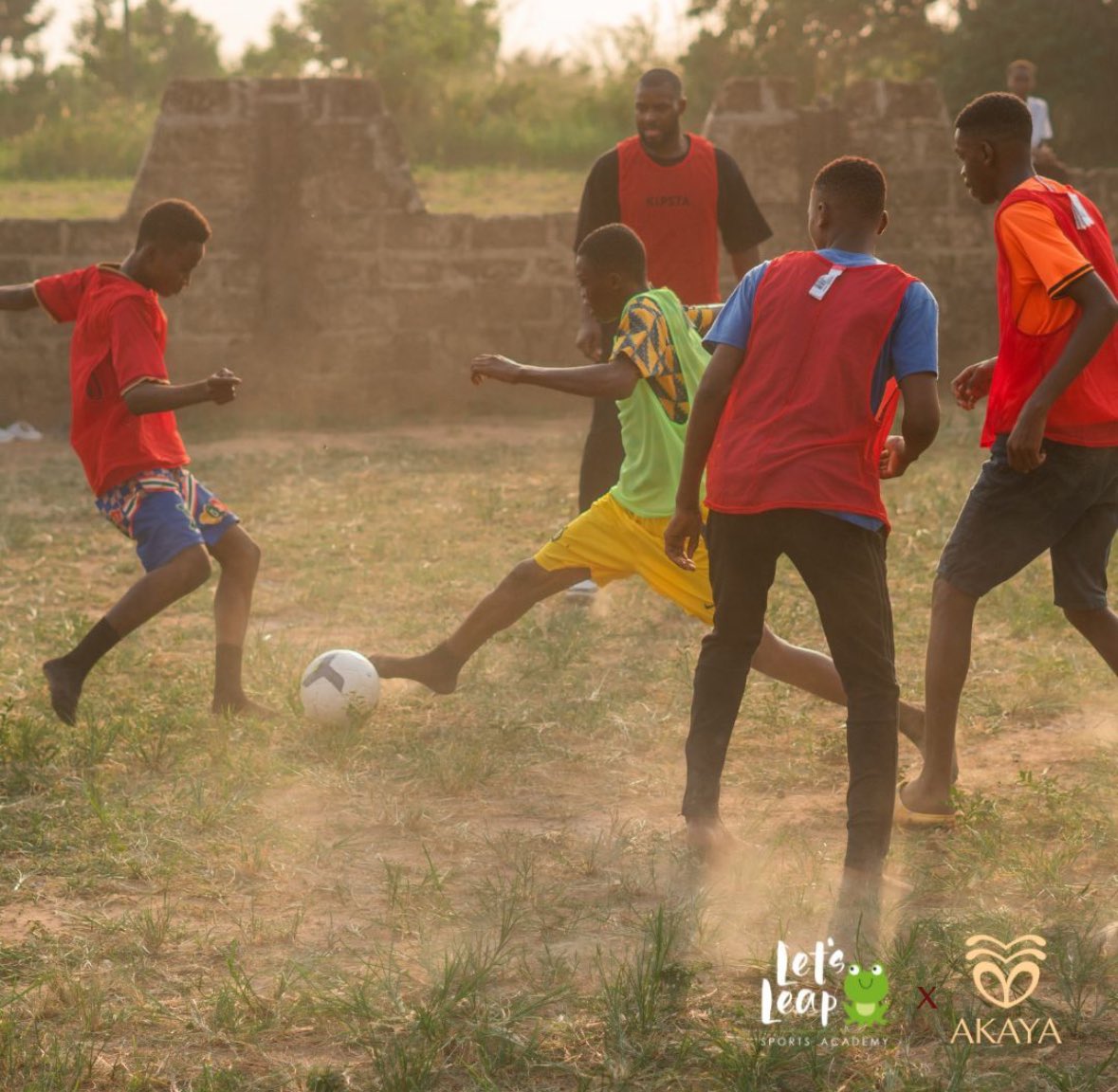 AkayaFoundation's tweet photo. Gratitude in action! 🙌 

Thanks to the support from @letsleaptweets in the UK, we were able to bring the gift of sports to the Stages Academy during Project Esi in December 2023. https://t.co/gnuSKLm0yb