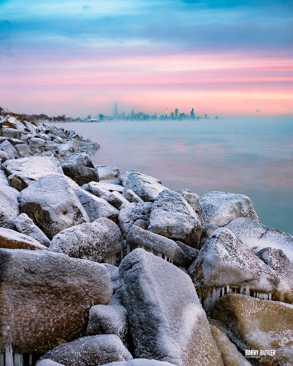 Frozen in Time. This morning in Chicago at minus-10 F along the lakefront. #weather #news #ilwx #chicago #chiberia