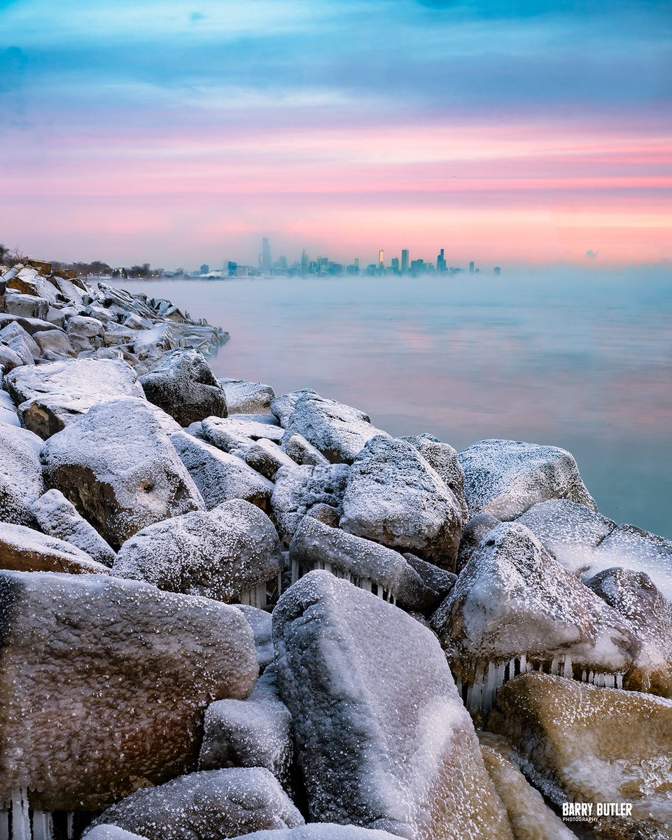 barrybutler9's tweet photo. Frozen in Time.  This morning in Chicago at minus-10 F along the lakefront.  #weather #news #ilwx #chicago #chiberia https://t.co/7lDWbmOWb6