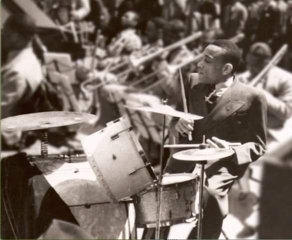 junjioji's tweet photo. チック・ウェブのタムの向きに注目だー。ほぼ直角やねえ(´Д`)。
#ChickWebb #Swing #BigBand #Jazz #drums #JazzDruming #GreatDrummer #NewYork #Savoy #1930s #1940s #Gretsch #Zildjian #ジャズ #スウィング #ビッグバンド https://t.co/oa2xkDtduf