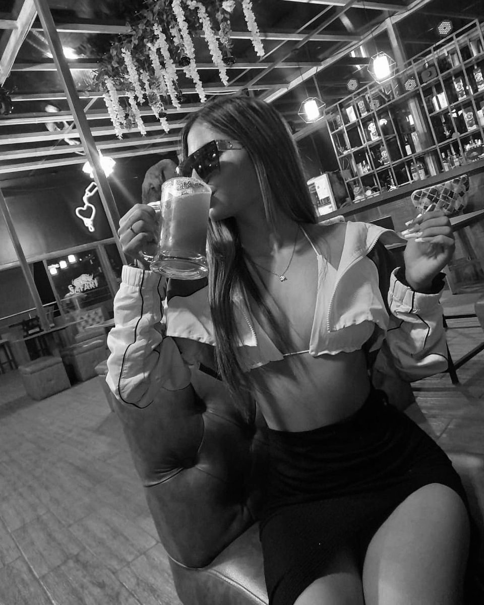 AnaAlava16's tweet photo. Una postal de lo que fue mi fin de semana... 
Pensar que esa sería mi primera y última cerveza 🔥
#inspo #style #Look #outfit #outfits #aesthetic #foto #fotografia 
#insta #model #modelo #viral #makeup #gafas #modelshoot https://t.co/jAHiWonboH