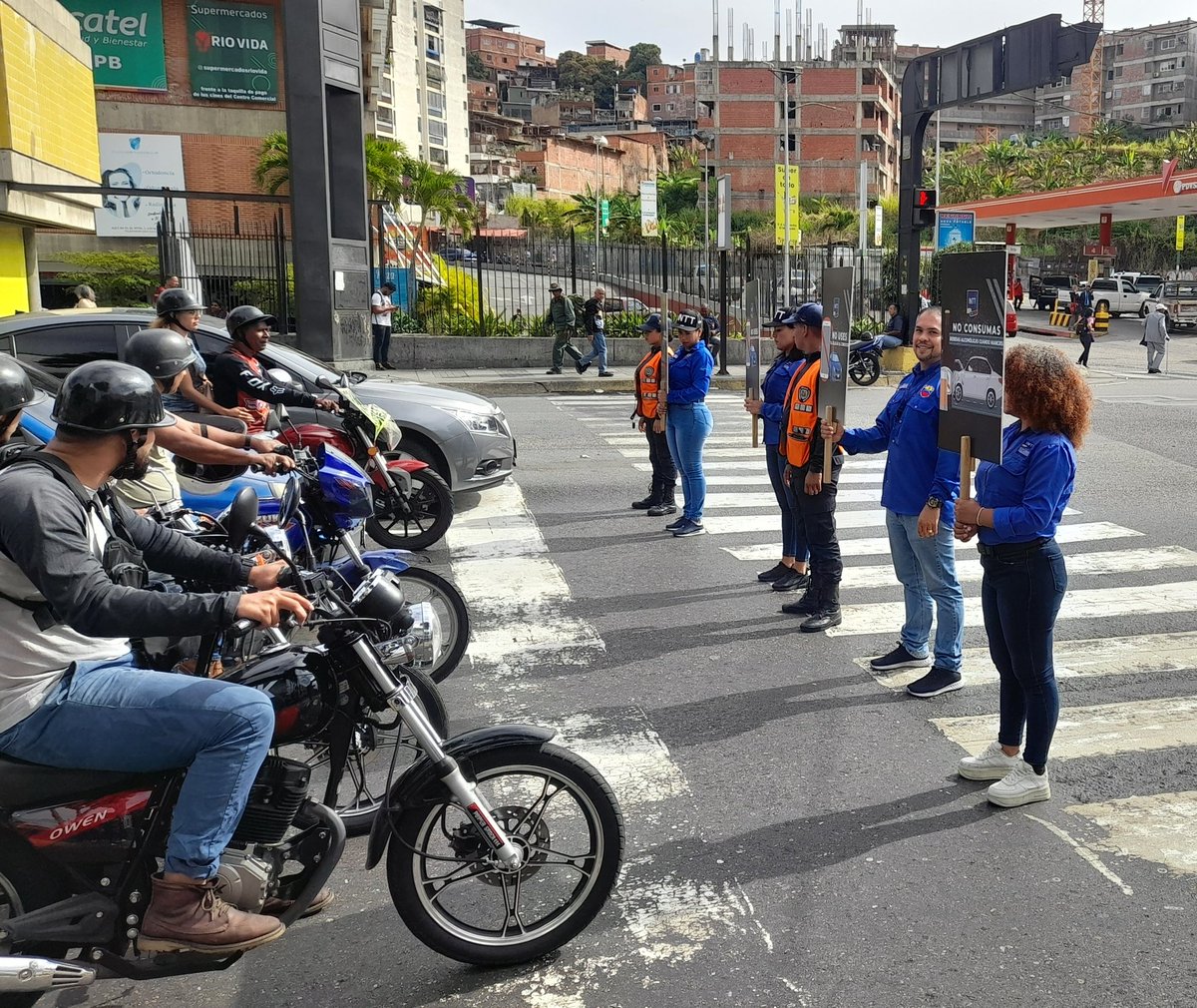 #15Ene| 🇻🇪  Funcionarios de la <a href="/ORLaCalifornia/">INTT la California</a> se encuentran en Operativo de Concientización y Educación Vial, en los semáforos de la Av. Francisco de Miranda.

<a href="/InttContigo/">INTT 🇻🇪</a>
@g_aguana
<a href="/CeballosIchaso1/">@FuerzaDinamica Remigio Ceballos Ichaso</a>
<a href="/MijpVzla/">MPPRIJP</a>

#MemoriaYCuentaAfirmativa

¡Venezuela Avanza!